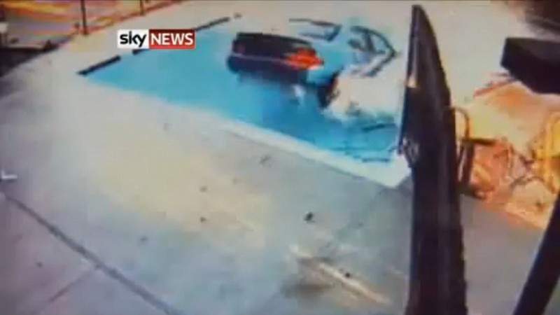 auto_bazén_babička_Austin_kuriózna nehoda